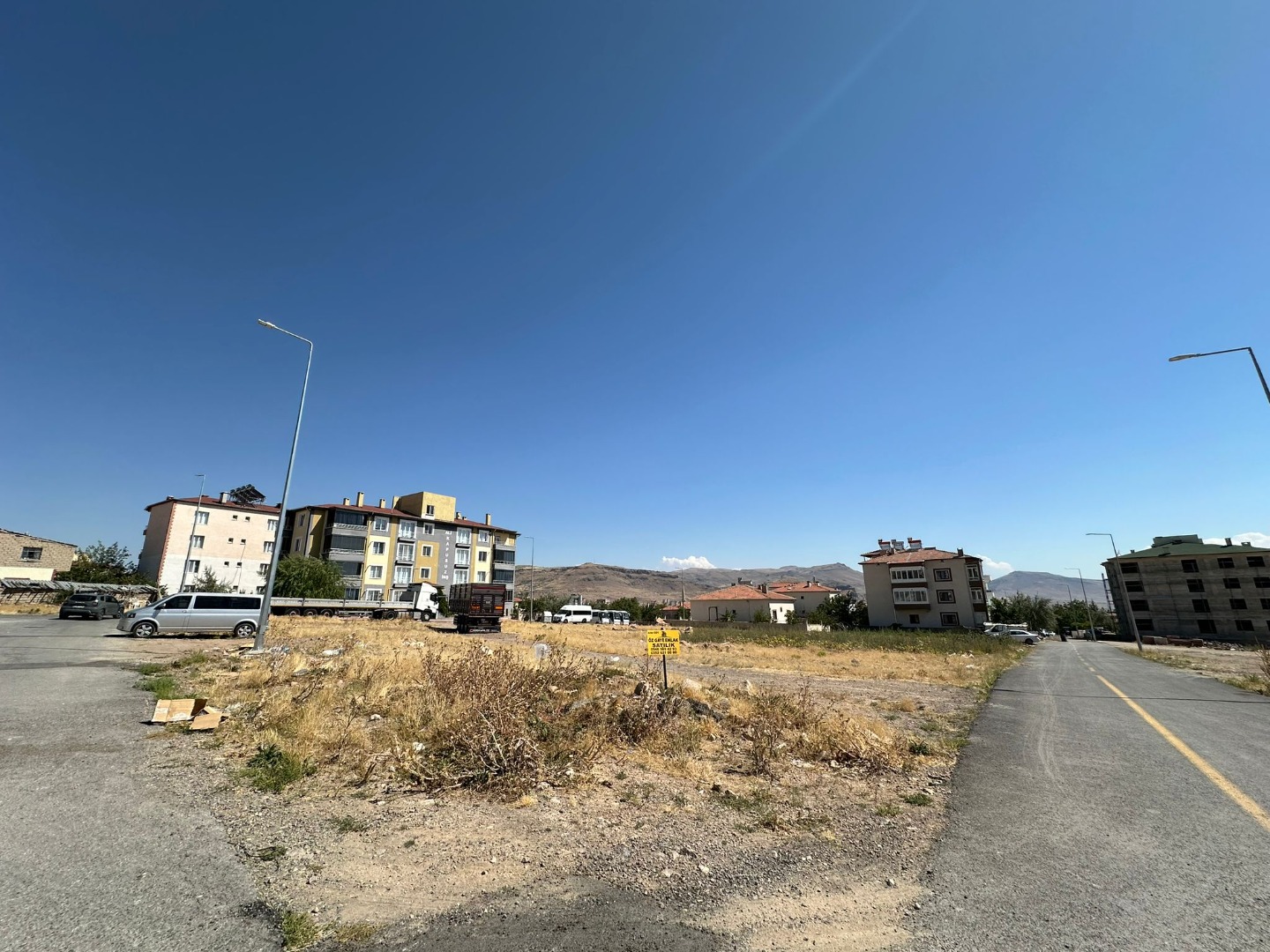 ÖZ GAYE EMLAKTAN DEVELİ AŞIKSEYRANİ MAHALLESİNDE SATILIK ARSA 1704 m²  (3 TARAFI YOL) SÜPER KONUMDA